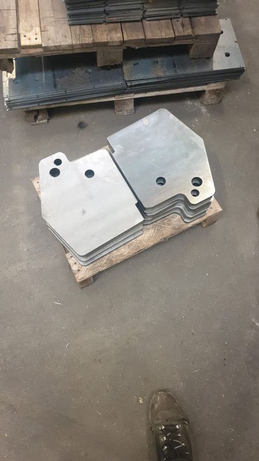 Detale stalowe z otworami po cięciu laserowym