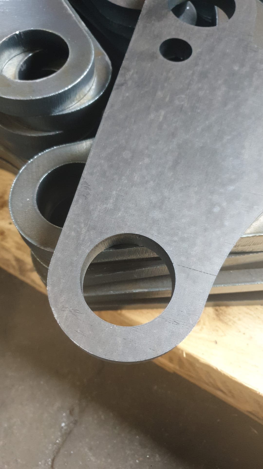 Element stalowy z dużym otworem po cięciu laserowym