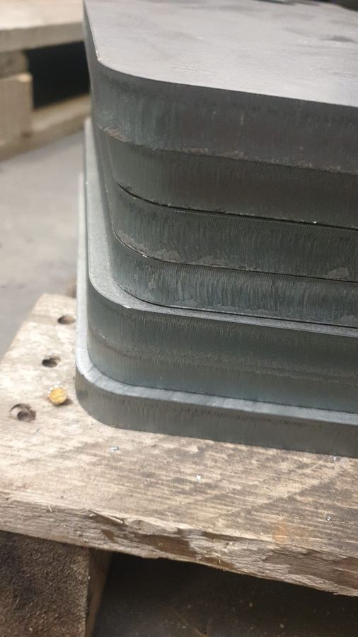 Krawędź grubej blachy stalowej po cięciu laserowym