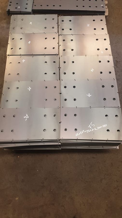 Seria detali stalowych z otworami po cięciu laserowym