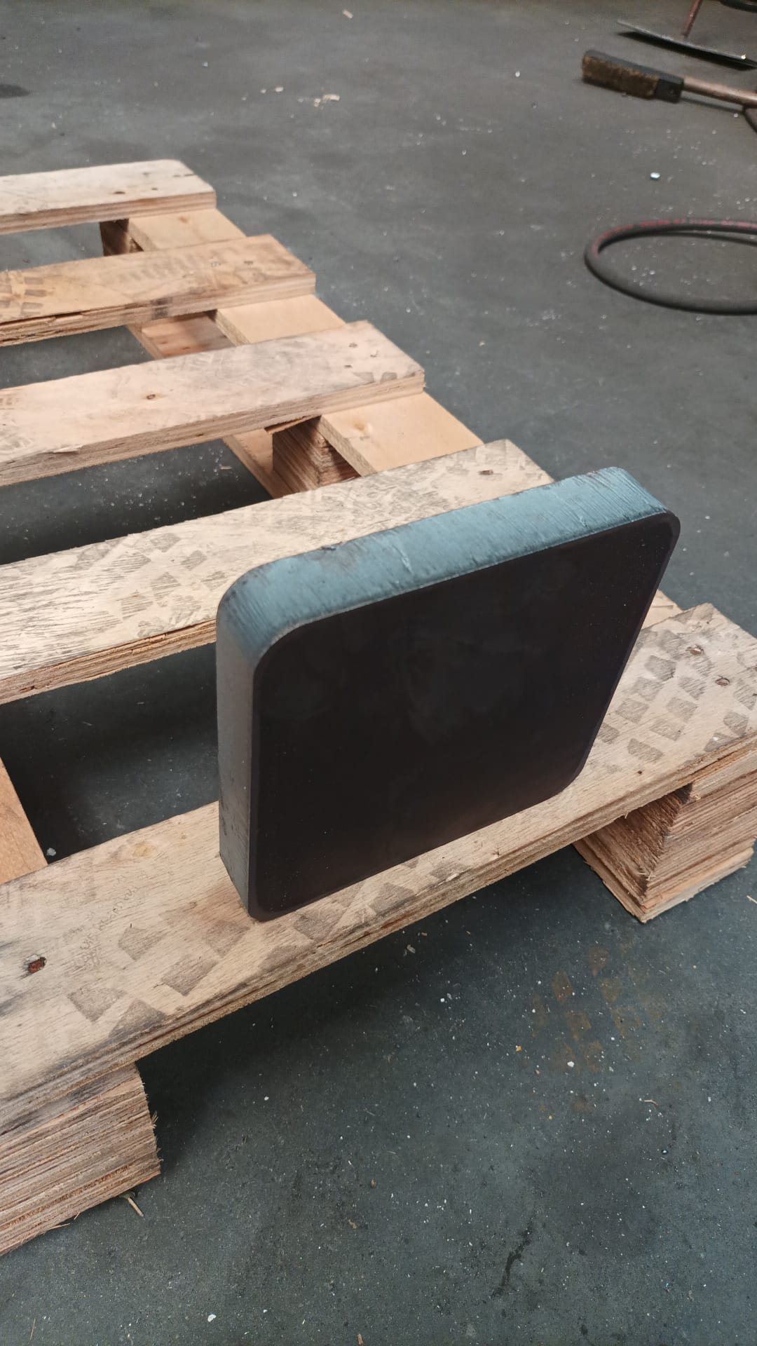 Profil boku detalu stalowego po cięciu laserowym