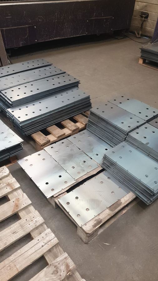 Seria produkcyjna detali stalowych po cięciu laserowym