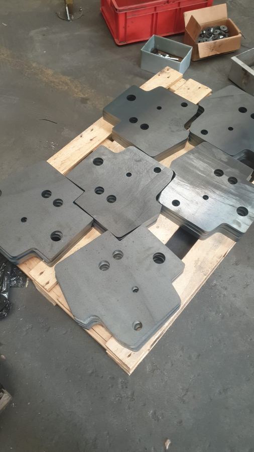 Detale stalowe ze złożonym profilem po cięciu laserowym